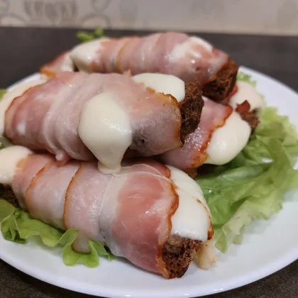 Горячие бутерброды с беконом и сулугуни