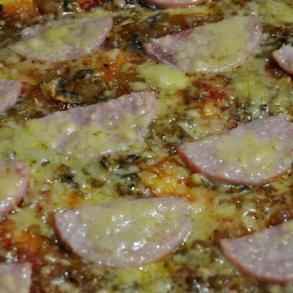 Пицца с ветчиной и грибами (домашняя пицца на противне)
