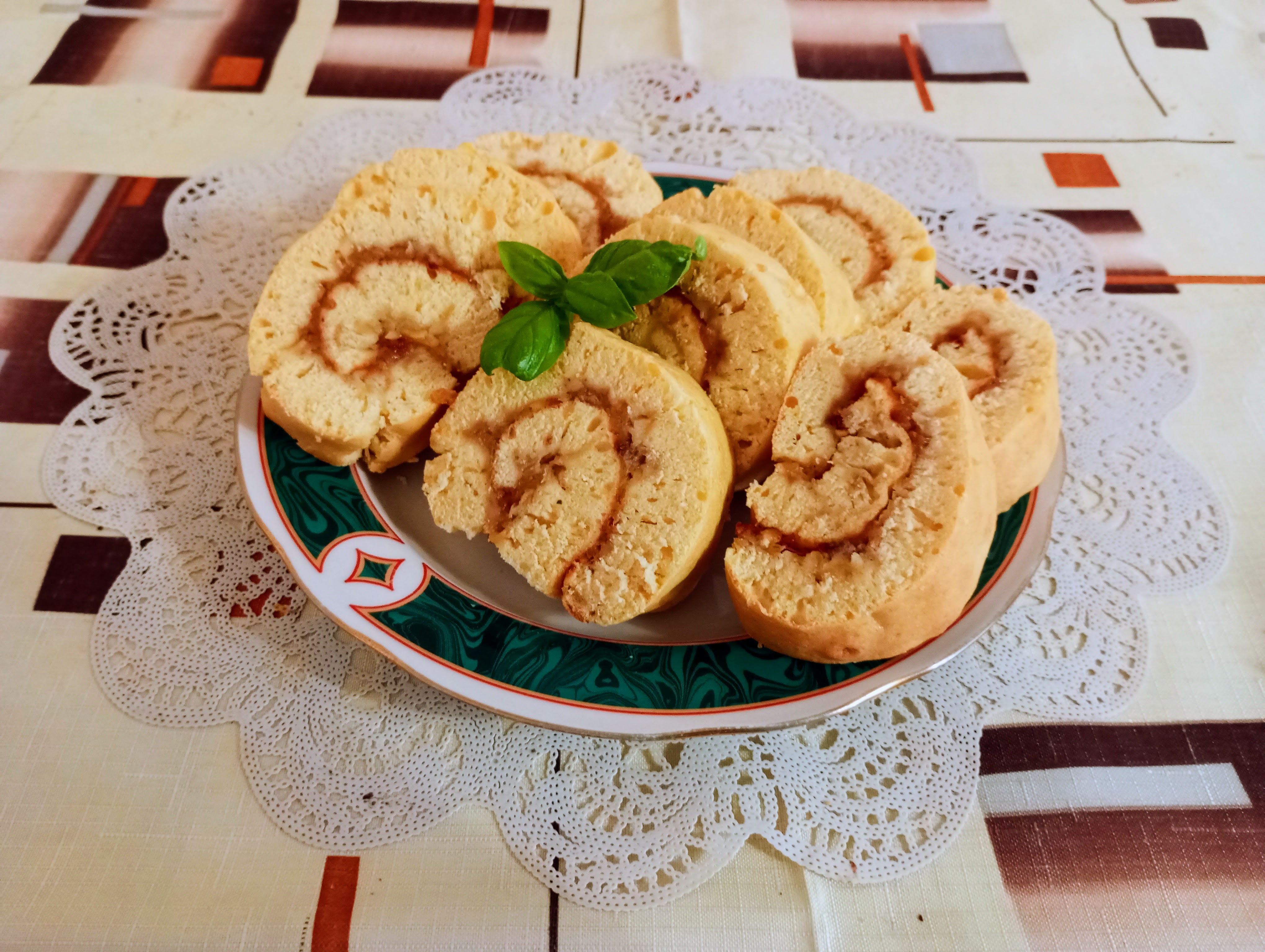 Бисквитный рулет с яблоками