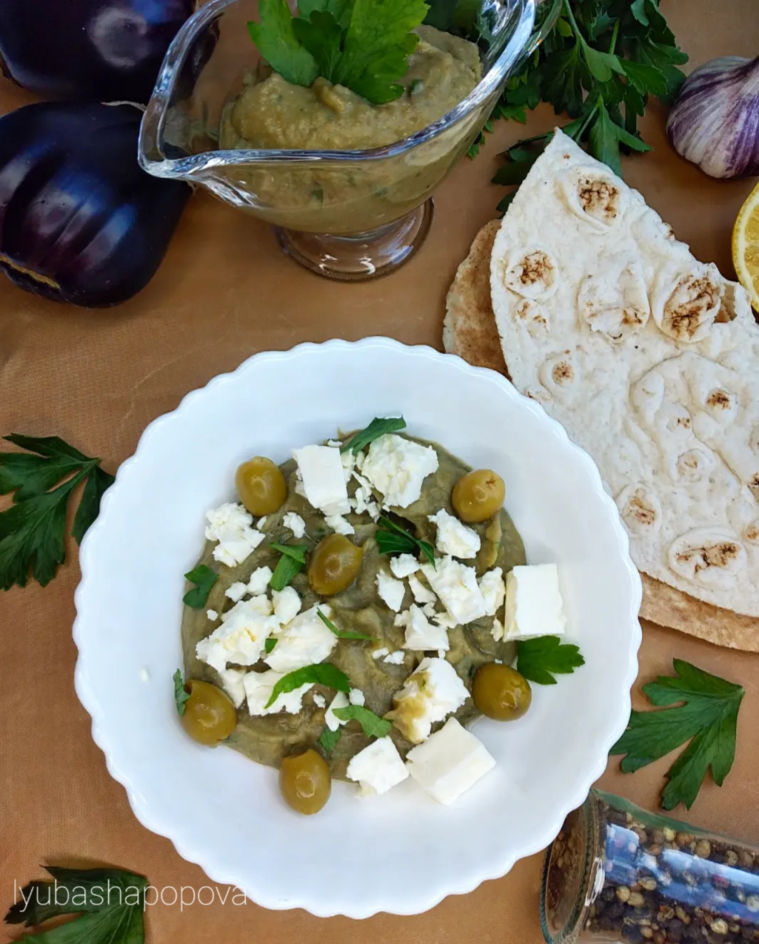 Греческий соус-дип из запечённых баклажанов с фетой и оливками