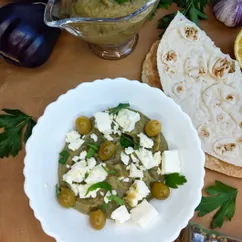 Греческий соус-дип из запечённых баклажанов с фетой и оливками