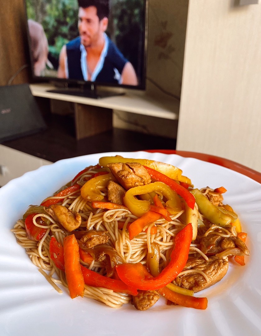 Вок с курицей и овощами