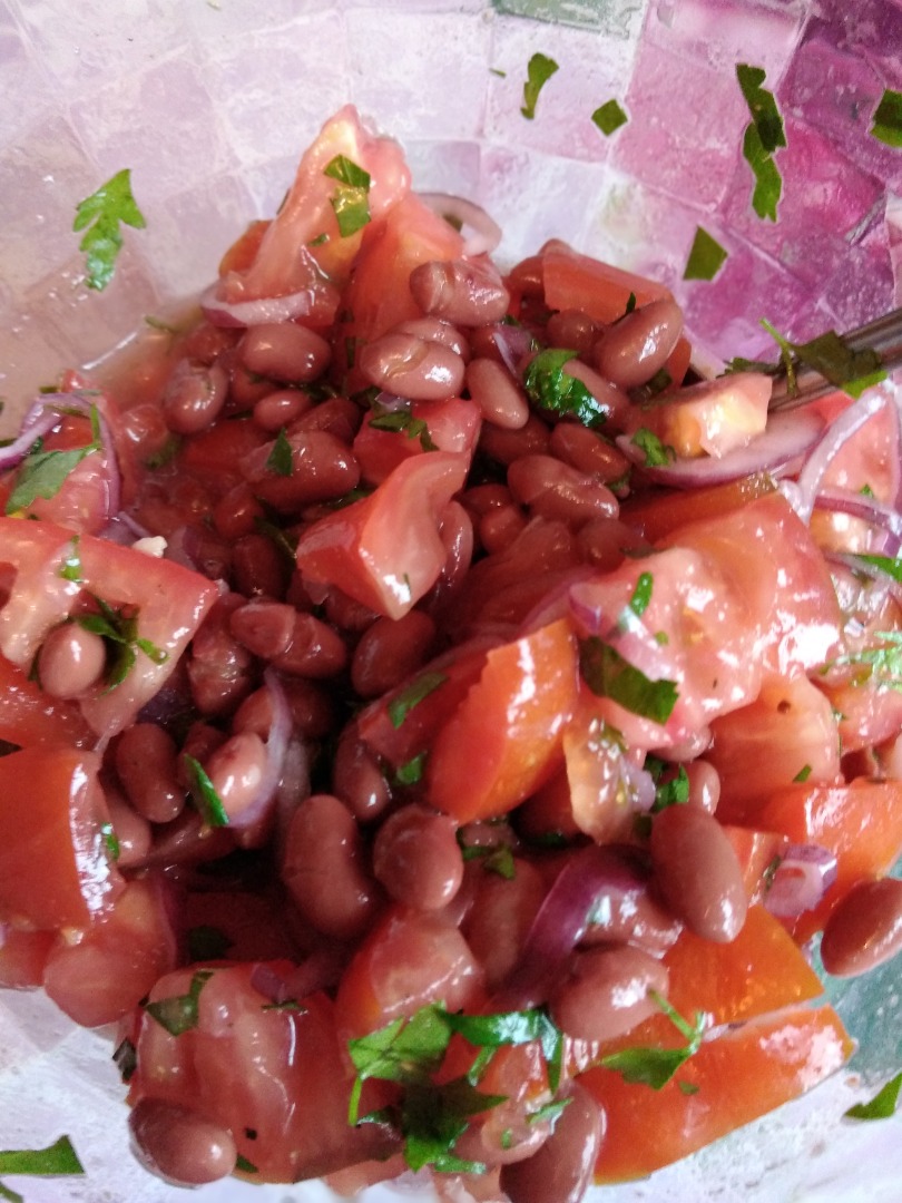 Салат из помидоров и фасоли