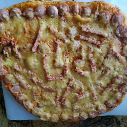 Пицца с колбасой и сосисками