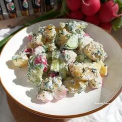 Картофельный салат с огурцами и редисом 