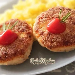 Обед, котлеты куриные с крабовым мясом и макароны