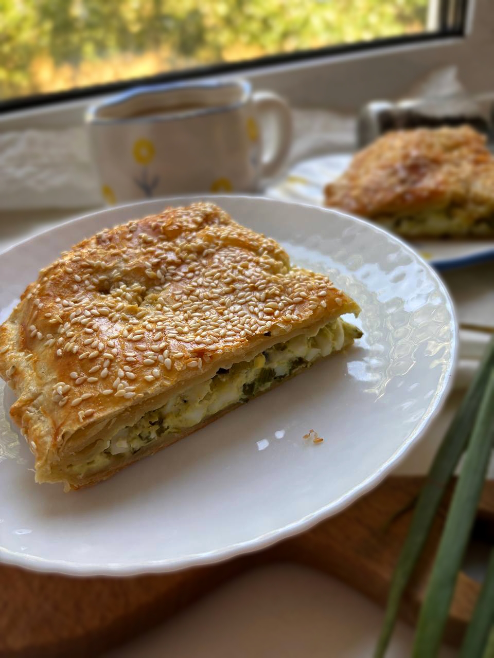 Пирог из слоёного теста с яйцами, зелёным луком и творожным сыром 