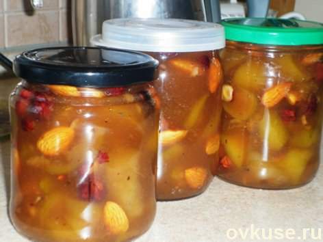 Пряное грушевое варенье с орехами