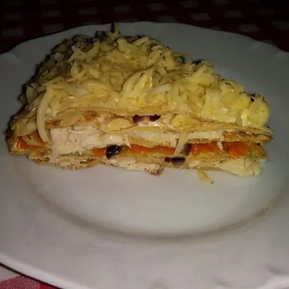 Закусочный блинный торт-салат курицей и грибами
