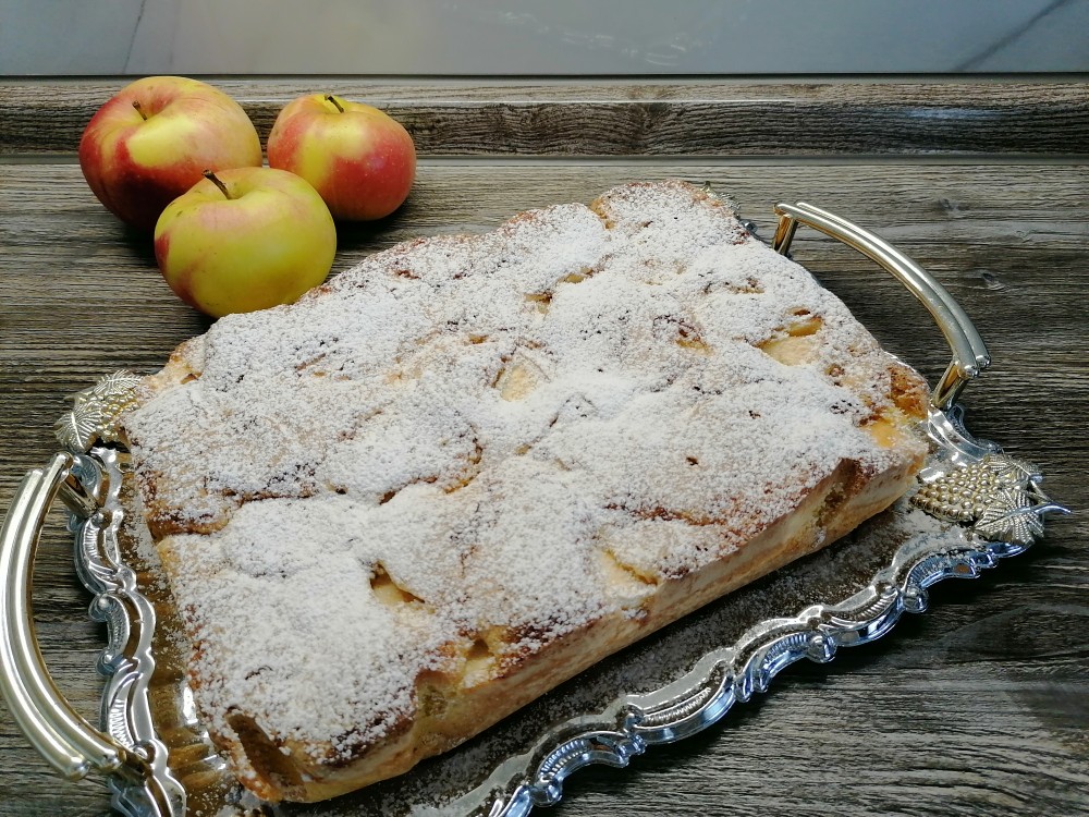 Шарлотка с яблоками и корицей в мультиварке