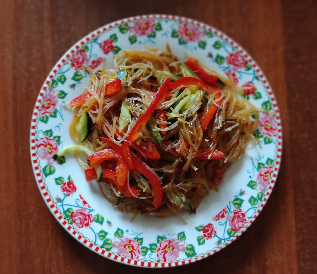 Салат из фунчозы с овощами