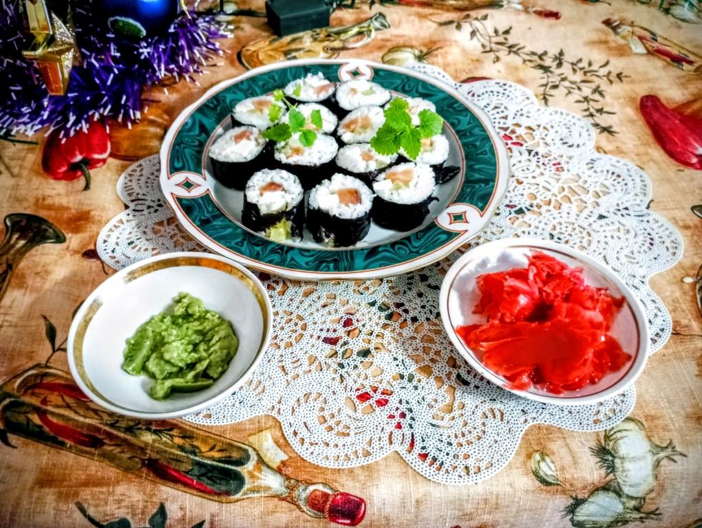 Роллы с малосольной форелью