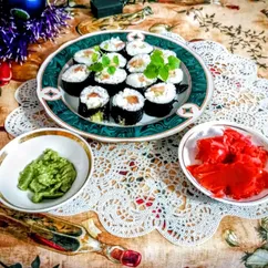 Роллы с малосольной форелью