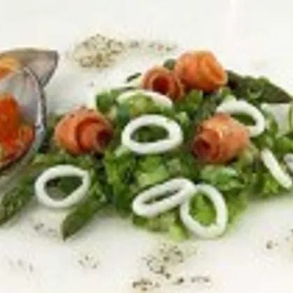 Салат из эндивия и морепродуктов