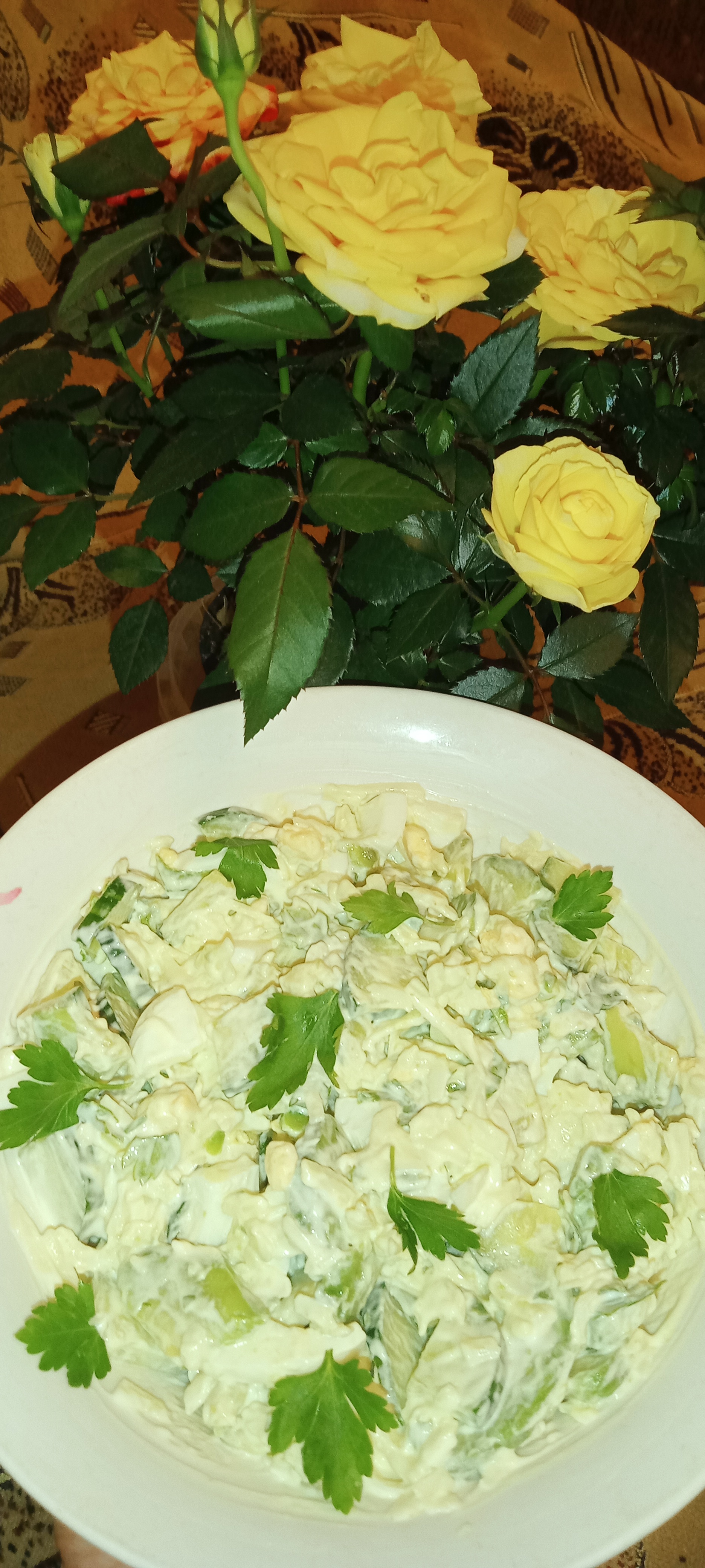 Салат с авокадо, огурцом и сыром