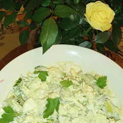 Салат с авокадо, огурцом и сыром