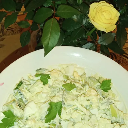 Салат с авокадо, огурцом и сыром