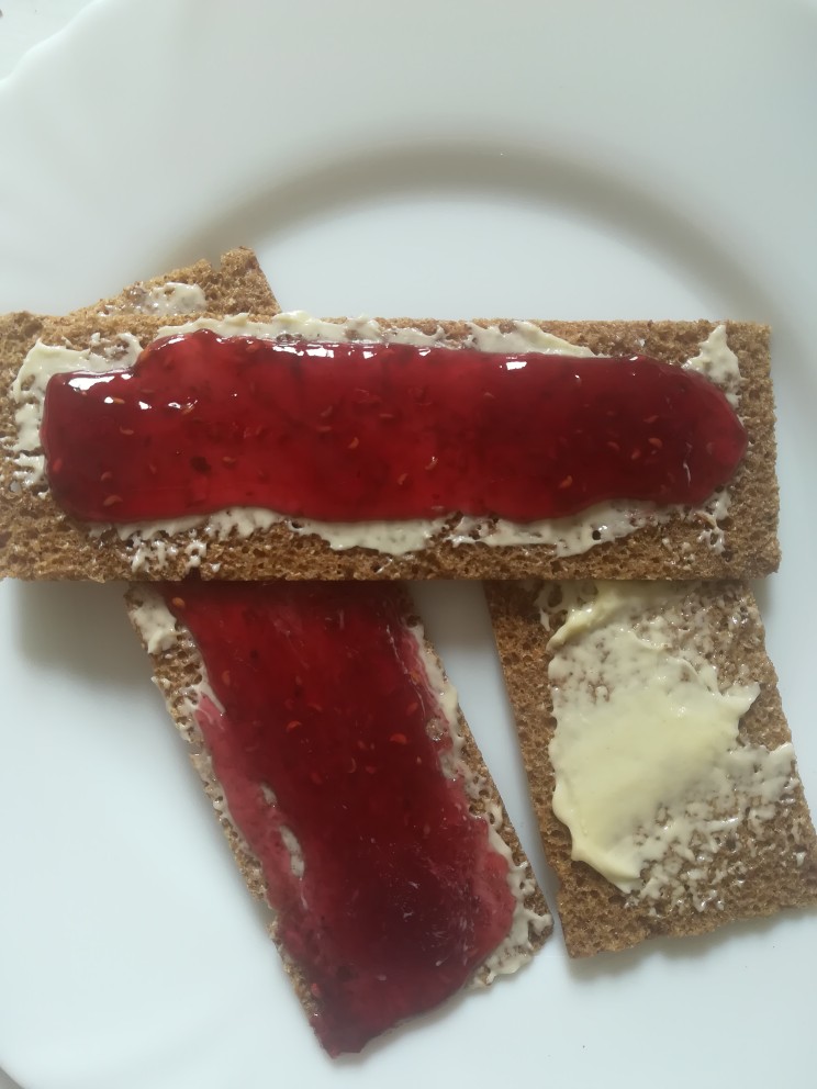 Хлебцы ржаные с маслом и вареньем