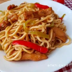 Лапша по-китайски с курицей и овощами в соевом соусе🍜