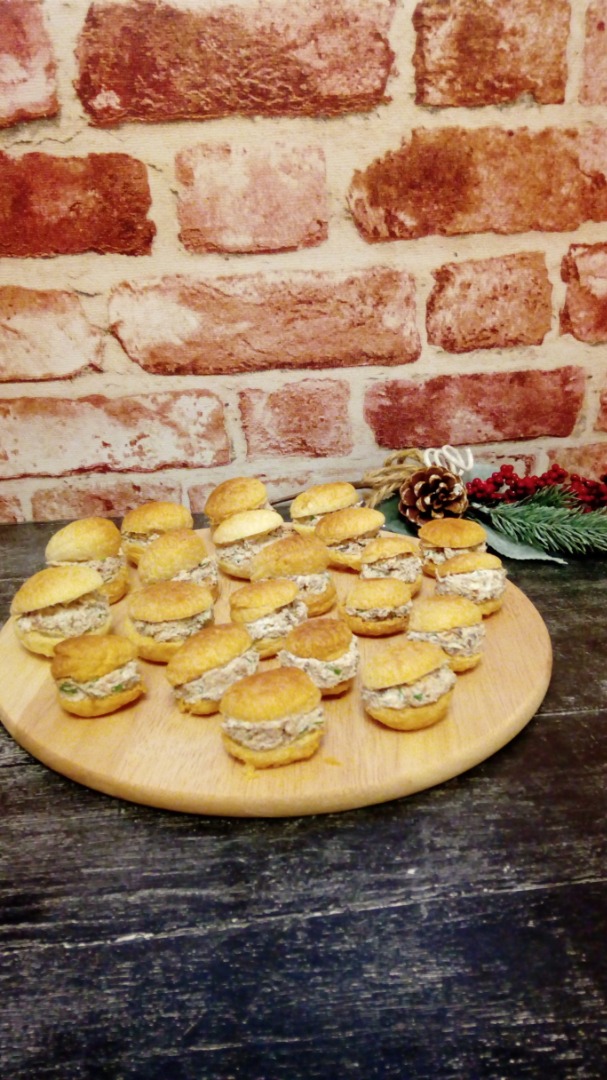 Профитроли с творожным сыром и тунцом