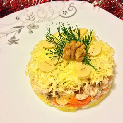 Новогодний салат с индейкой, грибами и грецким орехом