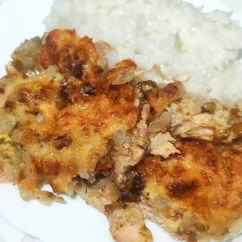 Маринованная куриная грудка с луково-грибной начинкой под сыром