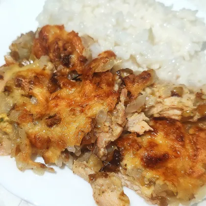 Маринованная куриная грудка с луково-грибной начинкой под сыром