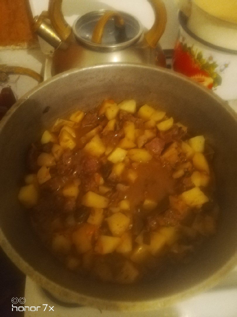 Тушёный картофель с говядиной и овощами