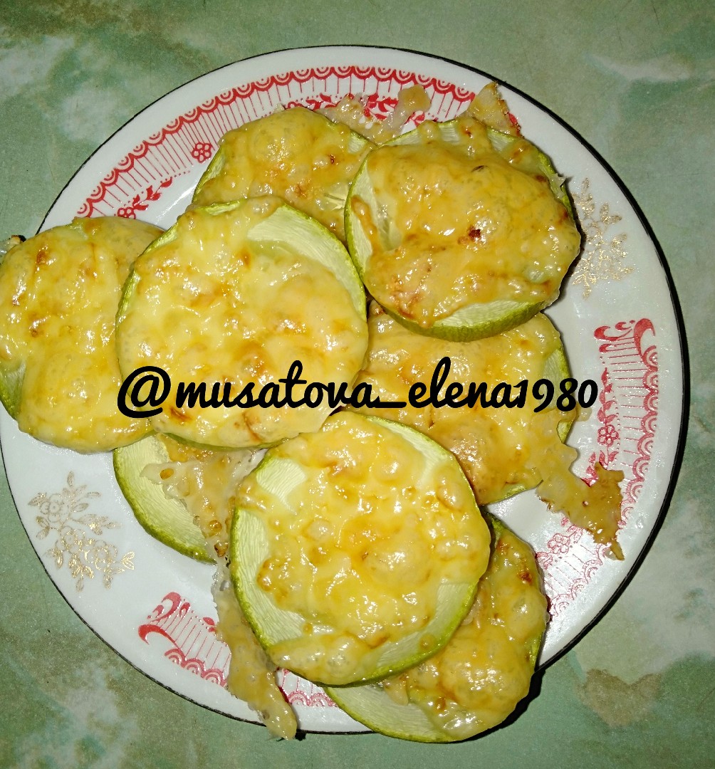 Кабачки, запечённые с сыром и сметаной в духовке — рецепт с фото пошагово