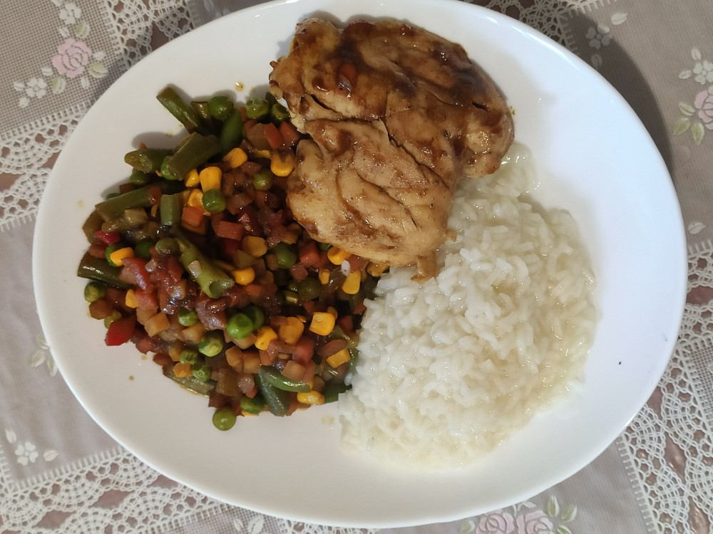 Рис с овощами в соевом соусе и куриной грудкой