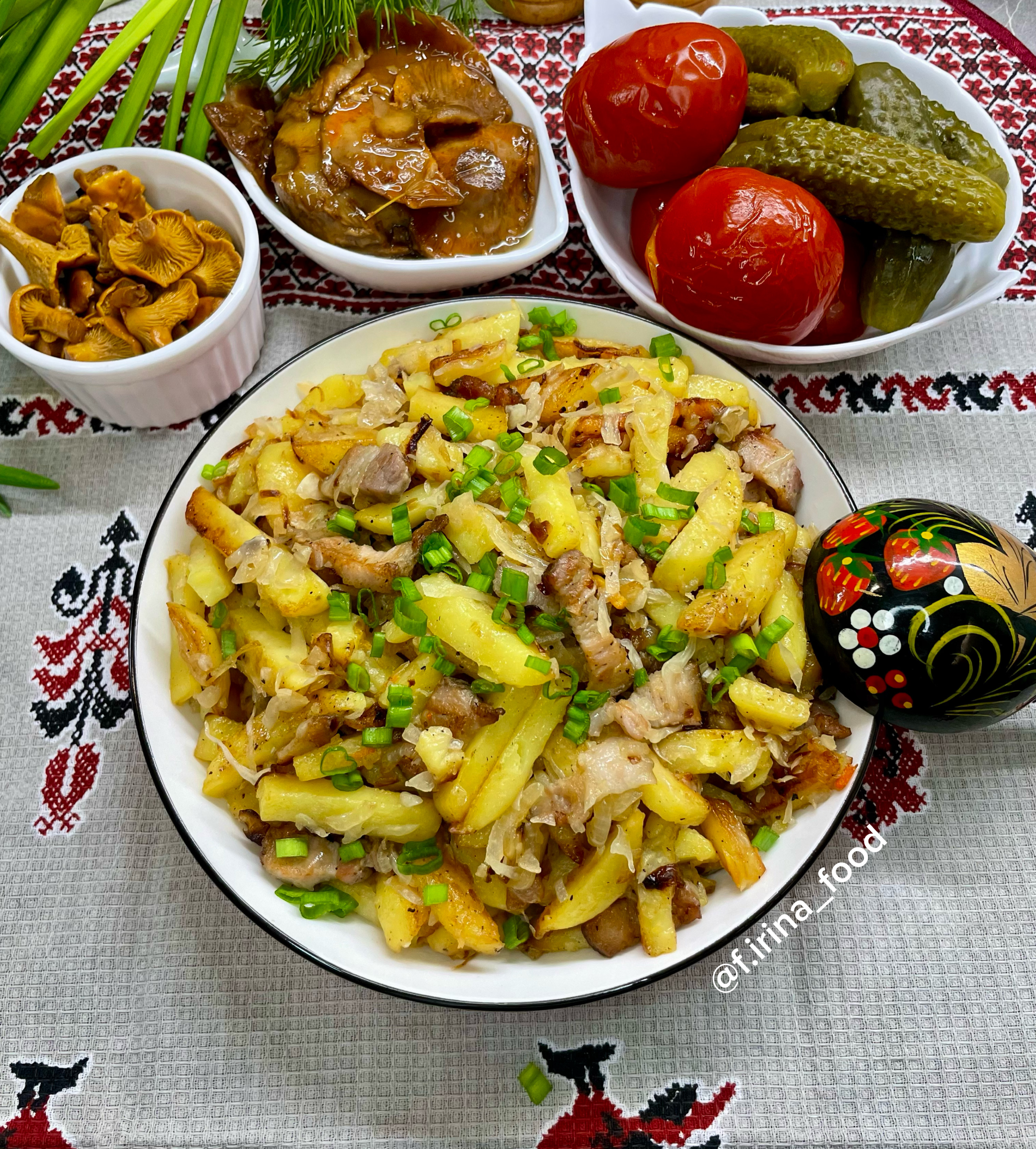 Жареная картошка на сале с квашеной капустой