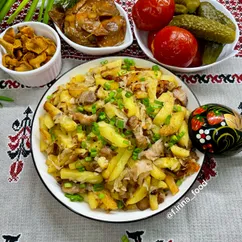 Жареная картошка на сале с квашеной капустой