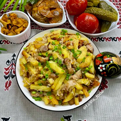 Жареная картошка на сале с квашеной капустой