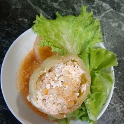 Перец фаршированный куриным фаршем и рисом в томатно- сметанном соусе