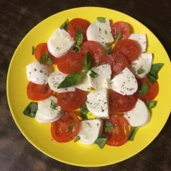 🇮🇹 Caprese (Капрезе) - лёгкая закуска из помидоров, моцареллы и базилика