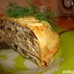 Блинчатый пирог с курицей, сыром и грибами