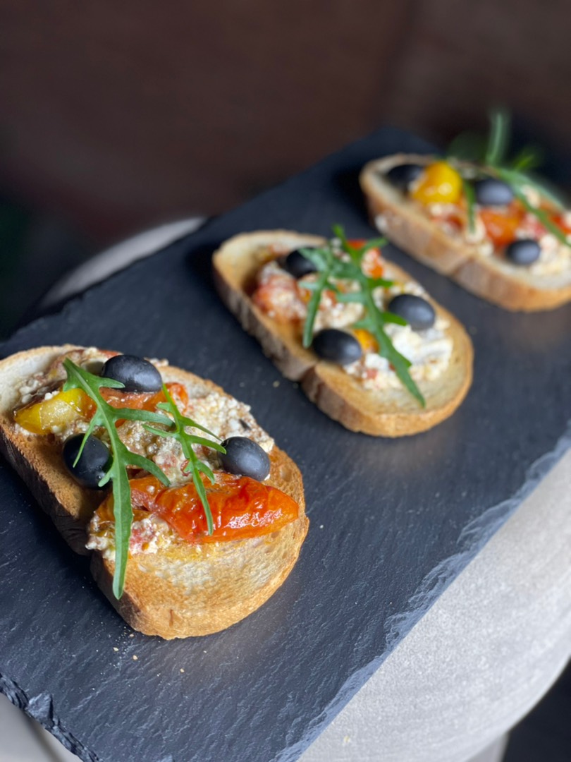 Греческая брускетта