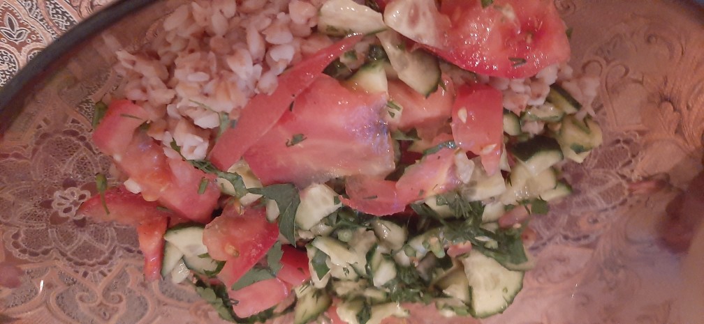 Гречка с овощным салатом )