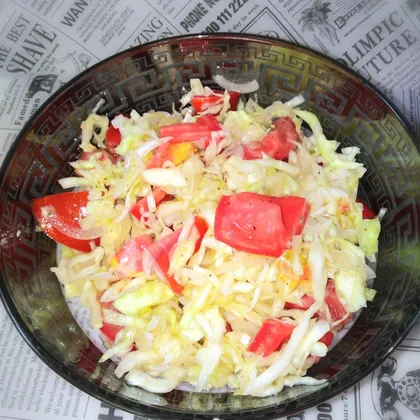 Овощной салат из капусты и помидоров