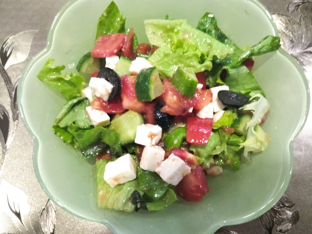 2. Греческий салат с базиликом