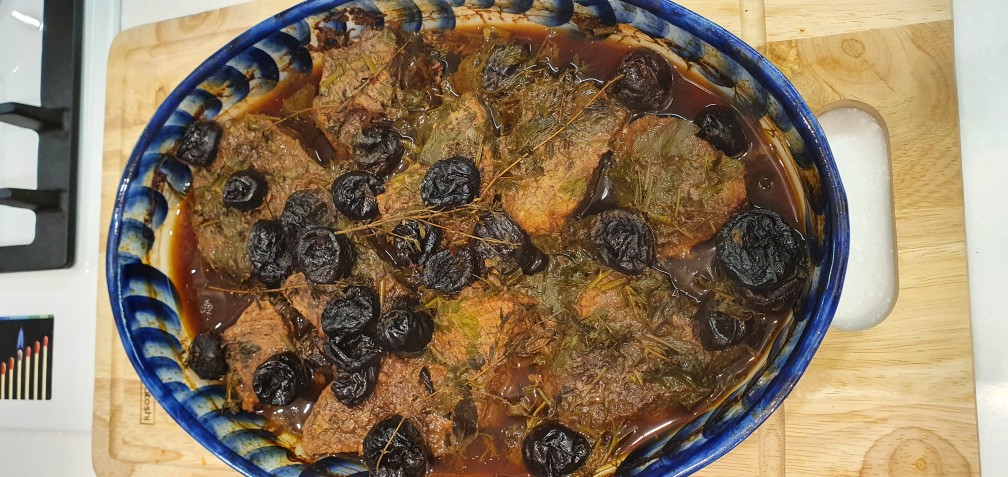 Говядина с черносливом томленая в духовке