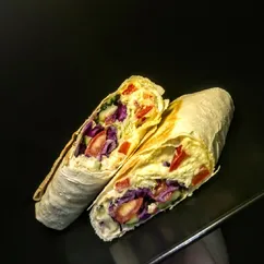 Ролл из лаваша с хумусом и овощами 🌯