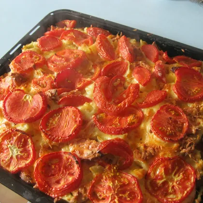 Простой рецепт пиццы с колбасой, помидорами и сыром
