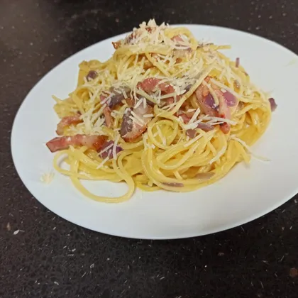 Спагетти карбонара с красным луком и беконом