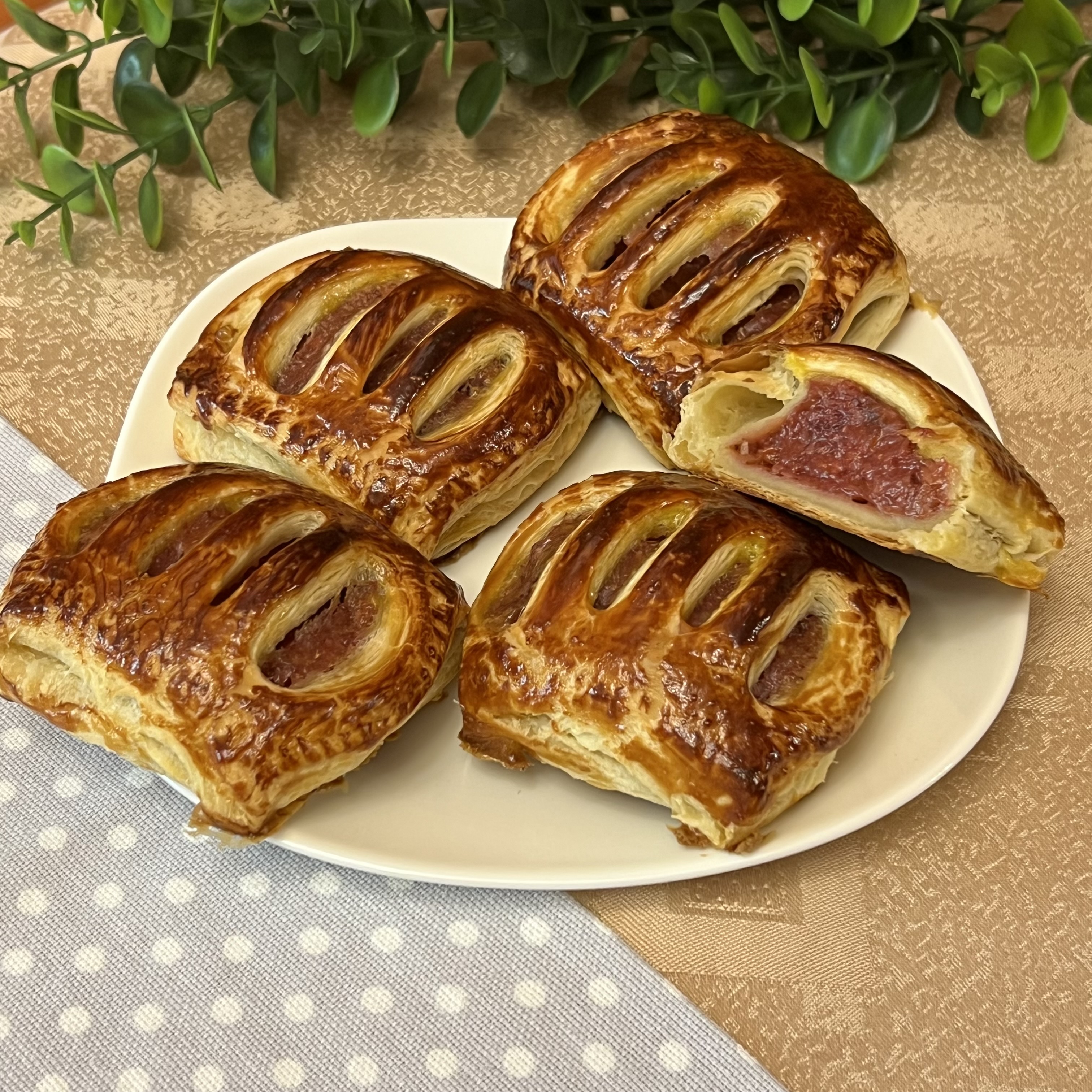 Слойки с начинкой из ревеня с клубникой
