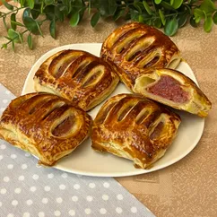 Слойки с начинкой из ревеня с клубникой