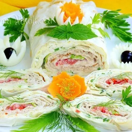 Новогодний Рулет с горбушей и помидорами
