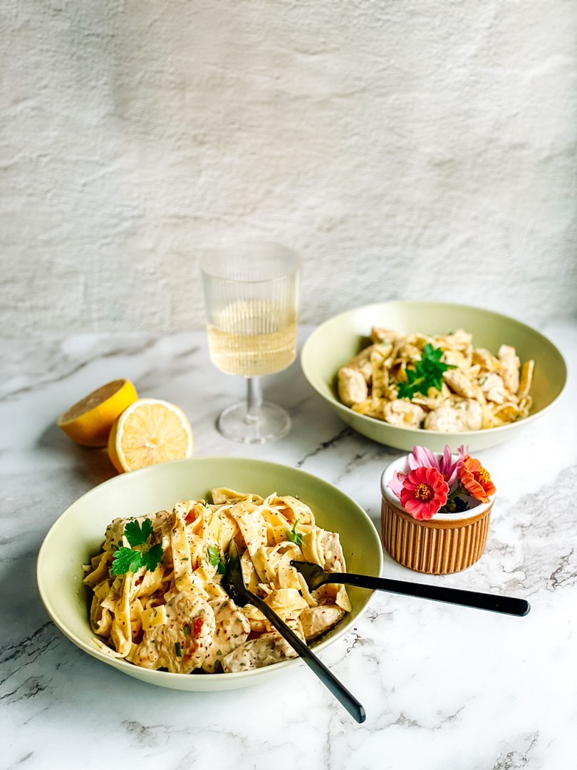 Сливочная паста с курицей, горчицей и белым вином