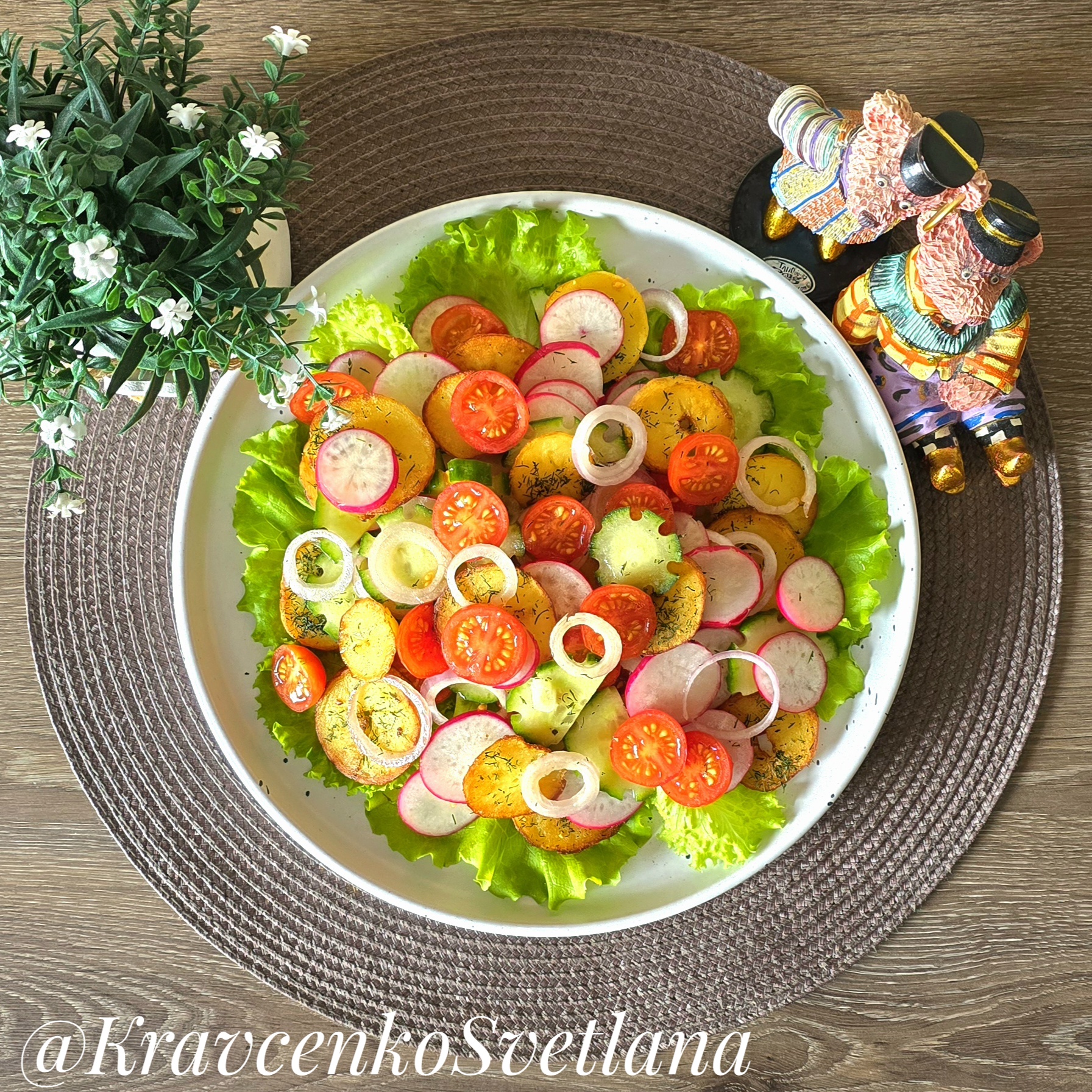 Салат овощной с обжаренной картошкой