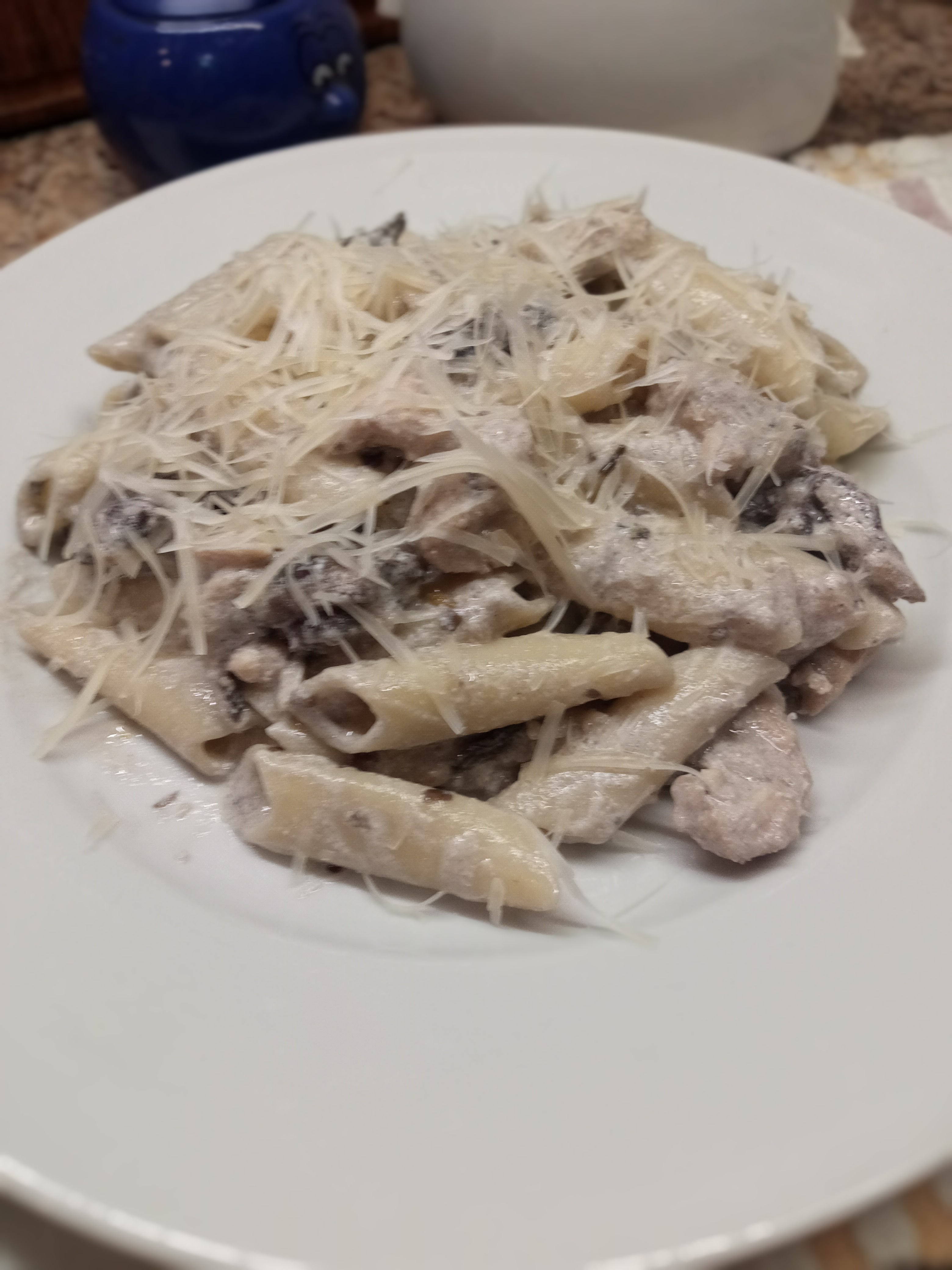 Паста с курицей и грибами в сливочном соусе 